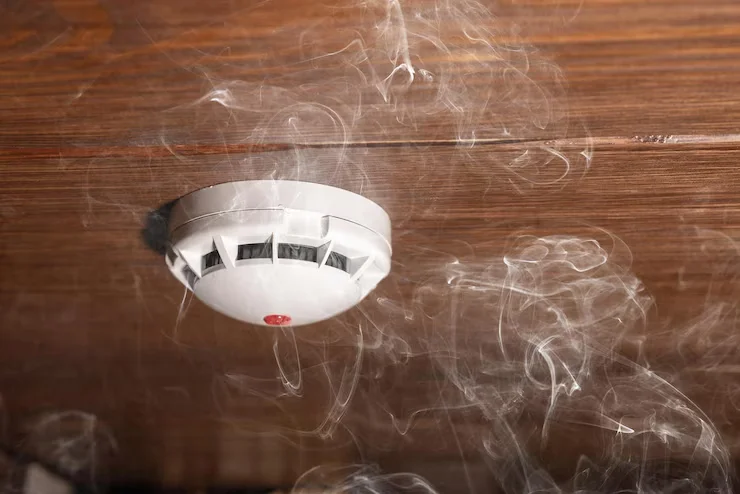 Smoke alarm detecting smoke and preventing a fire in an apartment block